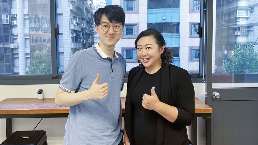 江大成上林慧所主持的Podcast《SO WHAT ! 林慧你來》。（圖／艾慕影藝提供）