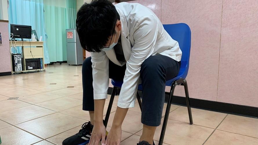 身體往前讓腰部筋膜放鬆。(圖/活力得中山脊椎外科醫院提供)