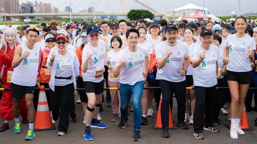 渣打臺北馬拉松回歸,台北市長蔣萬安與民眾一起開跑。(圖/體育局提供)