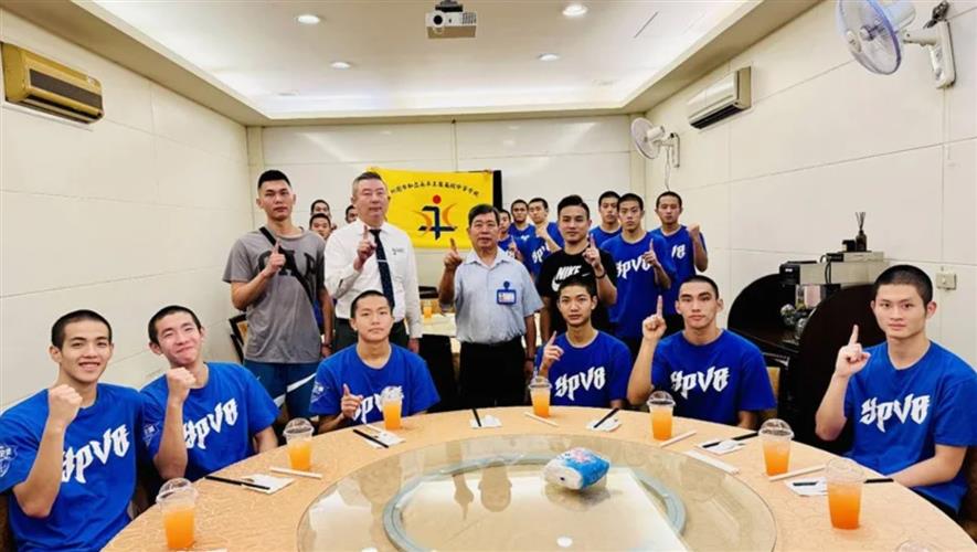 私立永平工商籃球隊參加HBL高中籃球聯賽資格賽開打，餐飲科師生開發應援餐加油。(圖／校方提供)