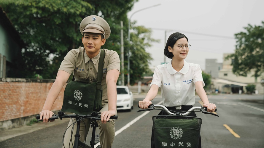 張庭瑚與袁子芸首度配對，學生扮相相當清新。（圖／甲上娛樂提供）