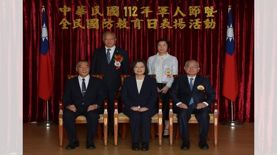 蘇慶福董事長伉儷參與「112 年軍人節暨全民國防教育日表揚活動」,上圖後排。 (財團法人中國社會行為研究社中華崑崙道苑基金會提供)