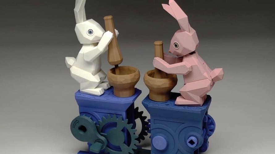 創客「硬印HardPrint」與設計師陳學建聯手製作3D列印機械裝置「月亮上的兔子」,可動手操作賞玩。(圖/高雄市青年局提供)