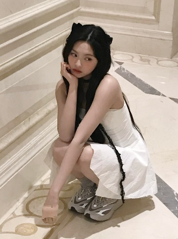 一張含有 服裝, 人的臉孔, 人員, 女孩 的圖片

自動產生的描述