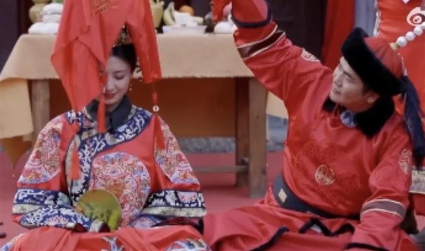張曉龍(右)、斕曦在綜藝節目中扮演新郎、新娘體驗大婚。(圖/摘自微博)