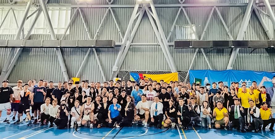 永慶加盟四品牌台南經管會於5月21日舉辦「2025台南區籃球運動會」，25支隊伍參賽，超過300人到場助陣加油。(永慶房產集團提供)