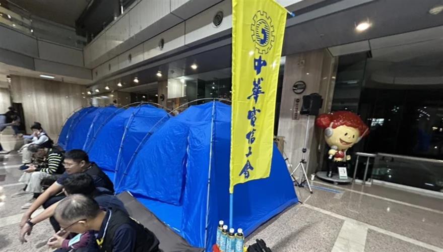 中華電信勞資昨協商破局,中華電信工會昨晚起啟動無限期夜宿抗爭,盼公司盡快有善意回應。(圖/中華電信工會提供)