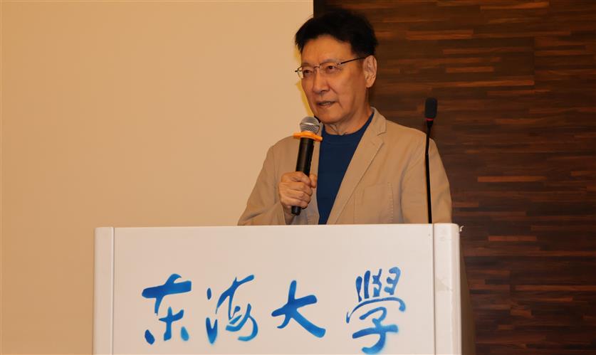 前副總統候選人趙少康選後首次赴東海大學演講,他首度透露自己曾在小學罹患怪病而經歷生死關卡,當時並非基督徒的父親甚至還跪下祈求上帝拯救他的孩子。(圖 / 東海大學提供)