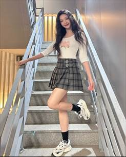 一張含有 樓梯, 足部穿著, 服裝, 人員 的圖片

自動產生的描述