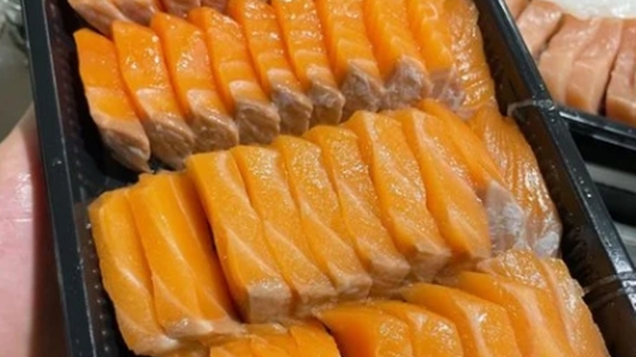 一整盒40片鮭魚生魚片僅200元。(圖/取自Dcard)