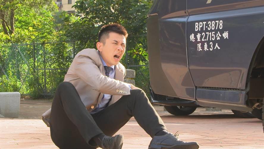 曾子益《市井豪門》險被車子撞，嘴上說不怕，腦袋已經在想保險的事情。（圖／民視提供）