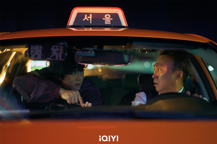李聖旻載到殺人魔柳演錫,為了錢卻讓自己陷入險境。(圖/愛奇藝國際站提供)