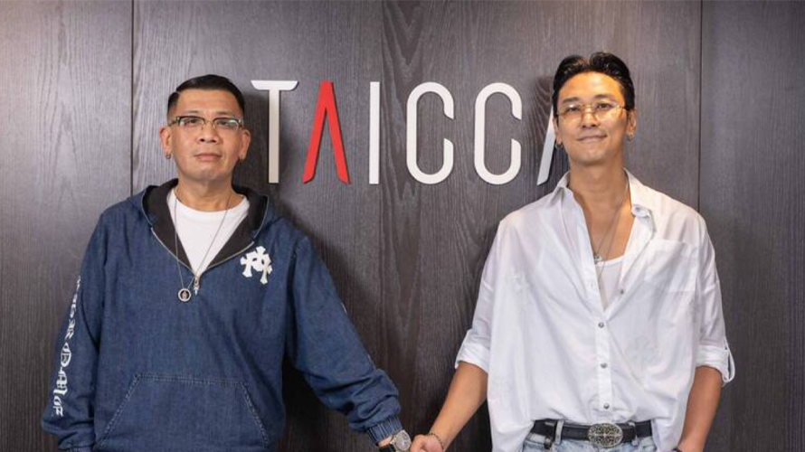 文策院董事長蔡嘉駿(左)與韓國兩家製作公司簽署MOU,韓星朱智勛特別來台力挺這次合作。(圖/文策院提供)