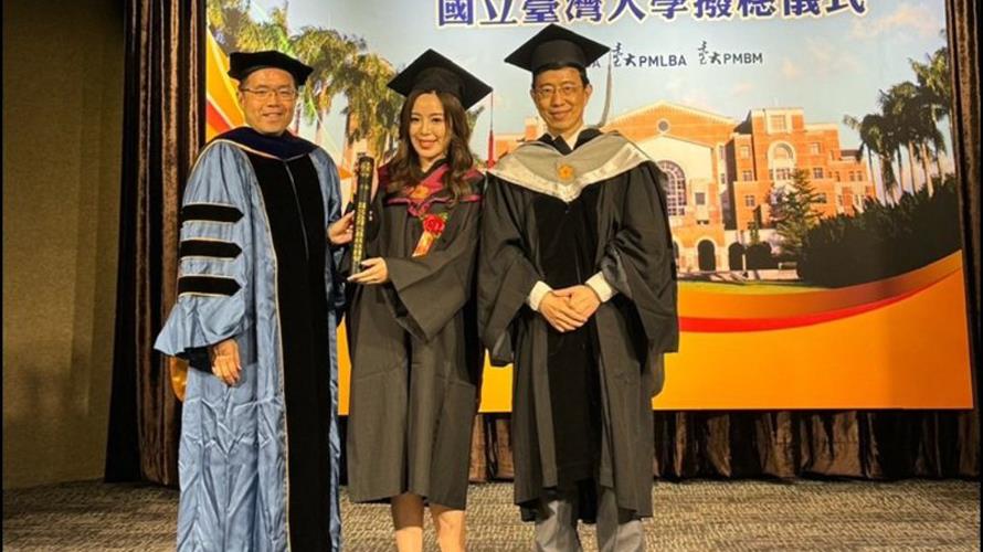 何織羽（中）參加畢業典禮。(圖／何織羽提供)