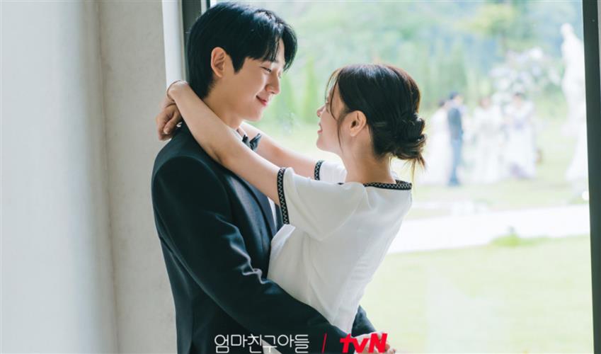 丁海寅、庭沼珉在《媽媽朋友的兒子》結局並未如期上演結婚戲。(圖 / 摘自IG)