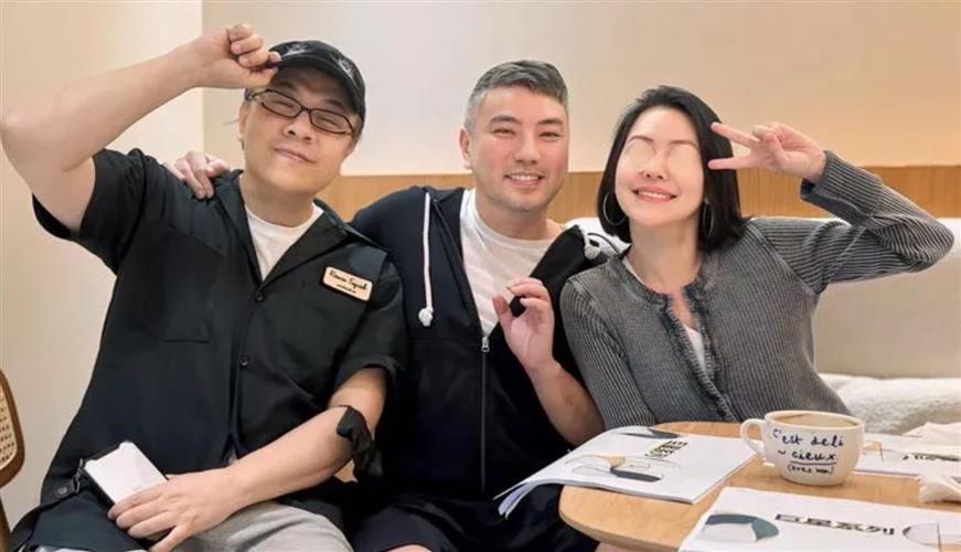 蔡康永（左起）與詹仁雄、小S一起開會討論未來合作可能。（圖 / 摘自臉書）
