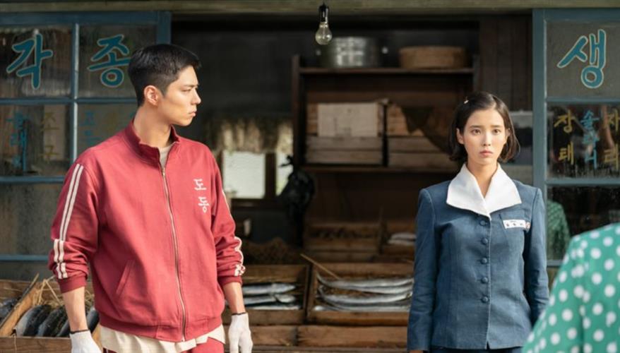 IU和朴寶劍完美消化復古造型。（圖／Netflix提供）
