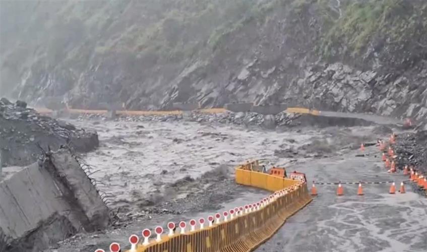台20線明霸克露橋河床便道已流失100公尺。(圖/公路局提供)
