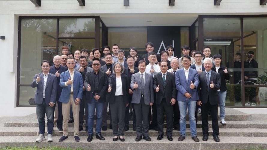 東海大學為深化學子AI教育,與大渡山學會簽訂全新的AI計畫,即將推動全校性AI教育課程。(圖/東海大學提供)