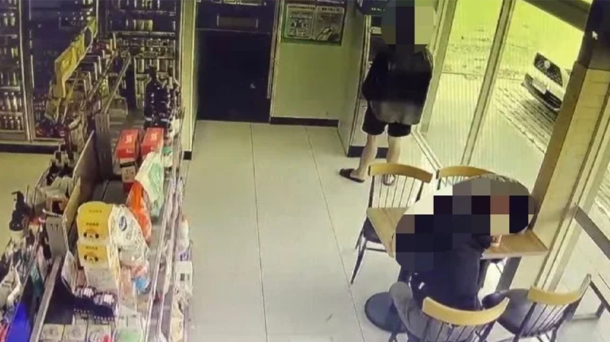 竹南警方針對近期轄區超商內自動櫃員機提領熱點異常激增情形,展開調查,查獲2名淪為詐團車手的移工。(圖/警方提供)