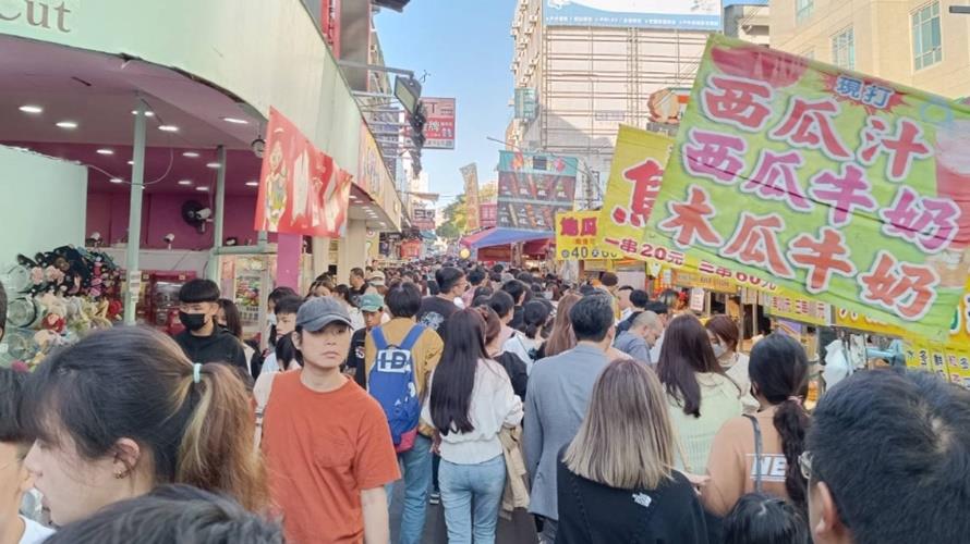 一中年貨大街以各種美食出名。(圖/台中市政府提供)