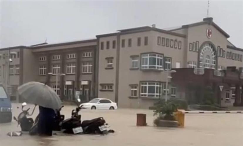 「凱米」颱風帶來超大雨量,高雄各地淹水災情嚴重。(圖/摘自網路)
