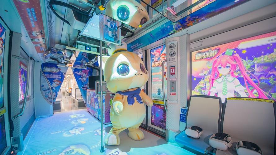 期間限定「蜜柑號」在輕軌C1籬仔內站至C14哈瑪星站陪伴過中秋。(圖/高雄市經發局提供)