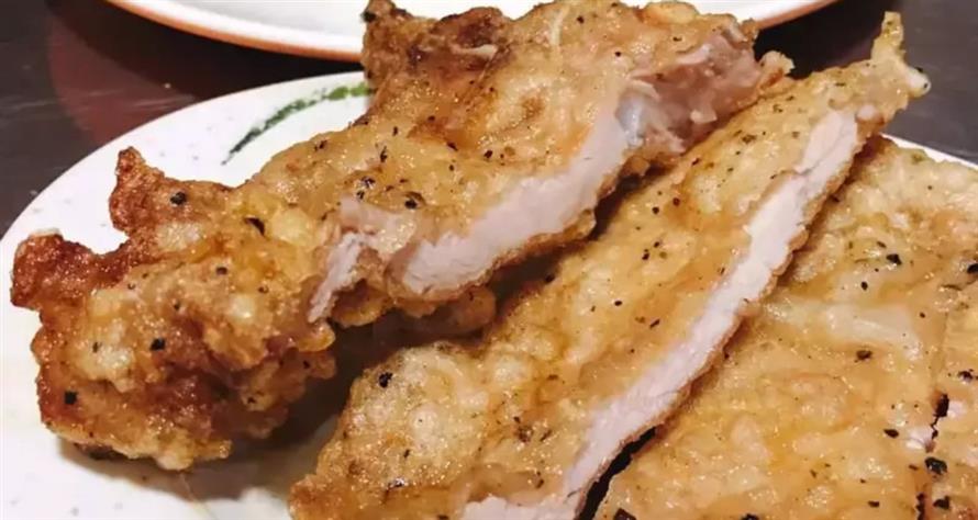 「金軒排骨」的招牌炸排骨飯。(圖/摘自官方粉絲團)
