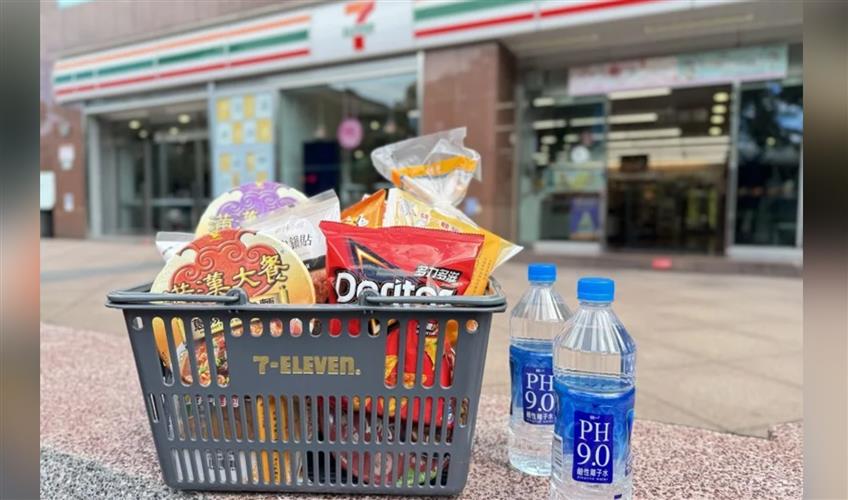 天兔颱風接近中,7-ELEVEN防颱物資提高備貨並推出多款商品優惠。(圖 / 統一超商提供)