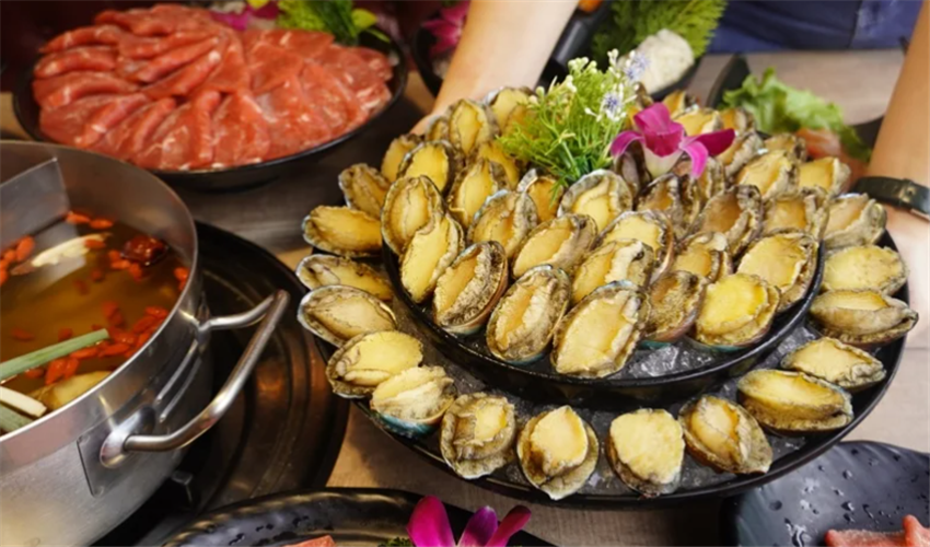 符合條件者,至馬辣、新馬辣可升級「九孔鮑魚吃到飽」。(圖/馬辣提供)