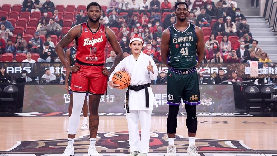谷筱霜現身臺北台新戰神主場開球。(圖/臺北戰神提供)