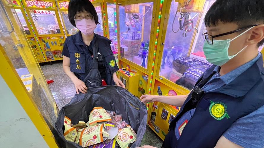衛生局人員稽查查到過期品。(圖/高雄市衛生局提供)