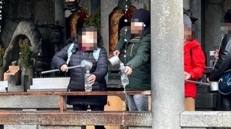 拿寶特瓶裝音羽瀑布泉水引議論。(圖/翻攝京都自由行究極攻略臉書)
