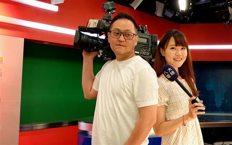 記者何品儀(右)、李嵩源(左)採訪報導「用藥安全誰把關」獲得肯定。(圖／八大提供)