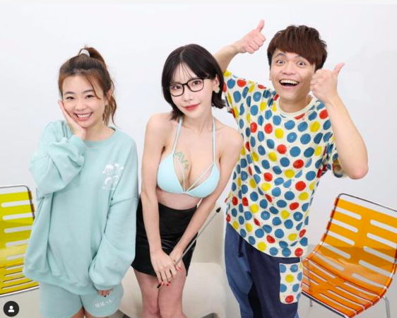 蔡阿嘎和F奶AV女優深田詠美爽拍照！　二伯站旁邊…微笑