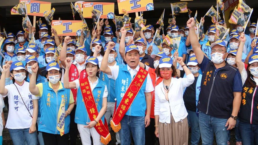 鍾東錦(前右4)2日在數百名支持者陪同下,前往苗栗縣選委會登記參選苗栗縣長;苗栗縣長徐耀昌妻子蔡麗卿(前右3)、立委陳超明妻子吳麗利(前左2)也出席力挺。中央社