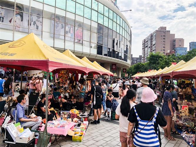 ▲  天母商圈發展協會規劃二手市集活動，吸引許多民眾前來挖寶。（圖／永慶房屋提供）