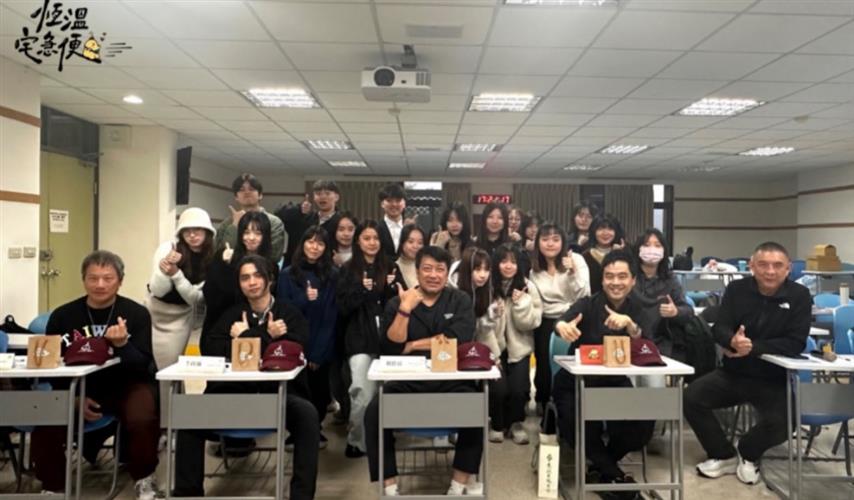 展覽開幕前，特別邀請台灣首座葛萊美獎得主李政瀚、救國設計師楊佳璋、臺灣金庸博物館總監周悌和資深媒體人俞聖律擔任外部評審，為臺大生傳系學生提供更多策展方向與建議。（攝影：張予馨）