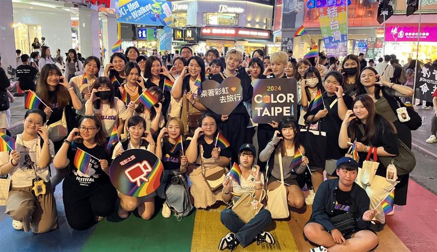 VERA孟維&蔡朕擔任「彩虹觀光巴士Tour」導覽員。