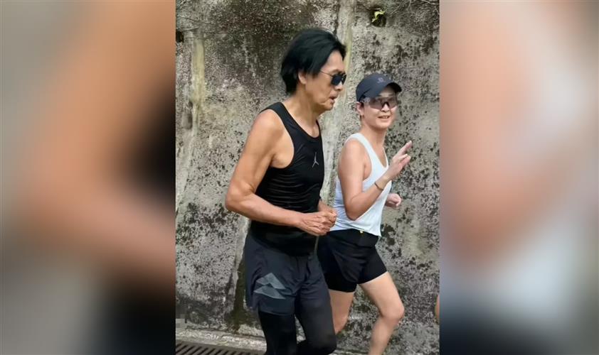 69歲的周潤發喜愛跑步,日前他在大陸北京朝陽公園跑步,同樣被民眾認出,大家也將合照分享到社群,但從照片中再次發現,他的手臂上出現幾顆突起物。台北長庚醫院皮膚外科副主任黃毓惠說,如果皮膚出現多發性的皮膚腫瘤,將以脂肪瘤最為常見。(圖/摘自小紅書)