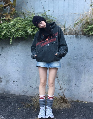 一張含有 足部穿著, 服裝, 戶外, 人員 的圖片

自動產生的描述