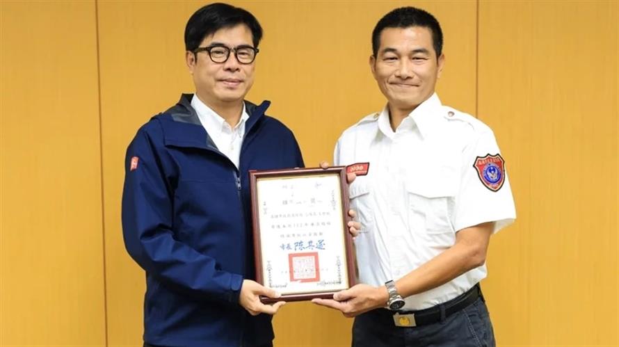 高雄市消防局右昌分隊小隊長王世航(右)獲頒廉潔楷模。(圖/高雄市消防局提供)