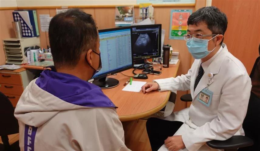 台中慈濟醫院腎臟內科主任陳一心（右）歷經10年努力，為雙腎切除的林男（左）尋找長期低血壓解方，兩人培養出濃厚醫病關係。(圖／台中慈濟醫院提供)