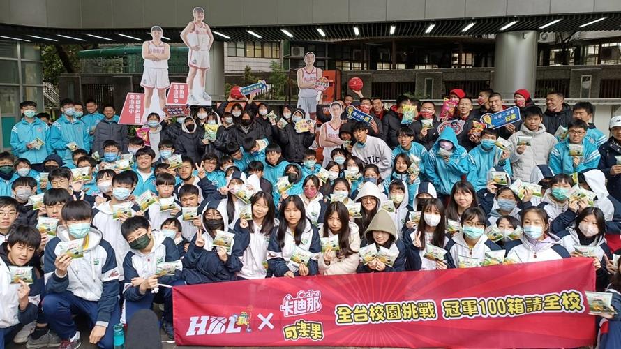 HBL活動到南山高中,和學校同學一起PK投籃機,發現高手在國中部。(圖/李宇碩攝)