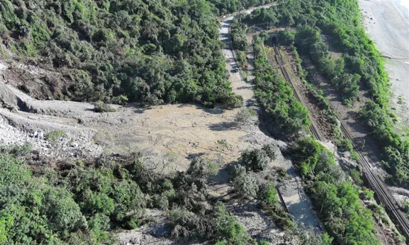 台九線蘇花公路崇德段邊坡泥流不斷坍滑，公路局持續搶修，預計今下午二時通車。(圖／公路局提供)