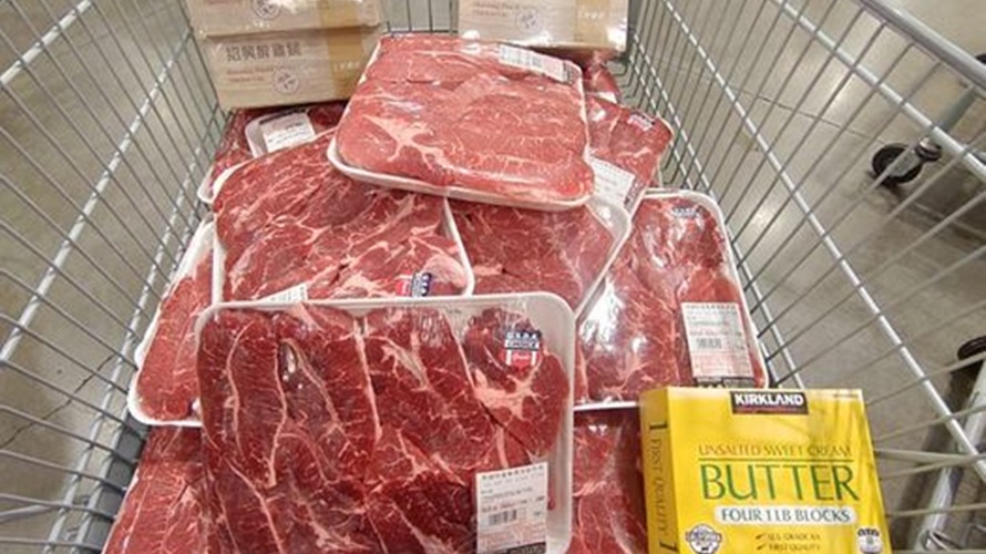 好市多牛肉特價,有人一買一整車。(圖/翻攝Costco好市多 商品經驗老實說)