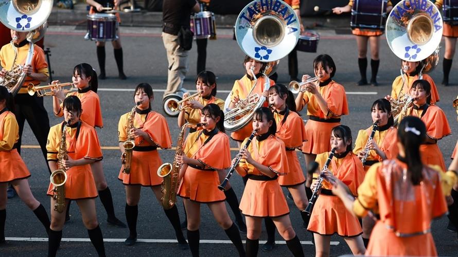 橘色惡魔夢時代前演出,民眾爆滿。(圖/高雄市政府提供)