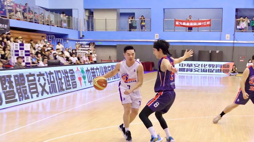 台鋼獵鷹總教練劉孟竹(左)45歲仍打全場不輸年輕人。(圖/斗娜授權提供)