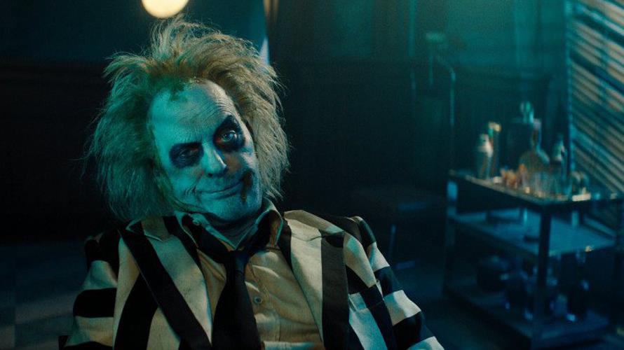 米高基頓回歸演出《陰間大法師 BEETLEJUICE》繼續釋放獨特的混亂力量。(圖/華納兄弟提供)