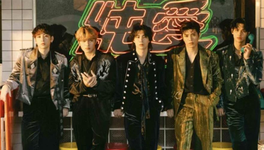 曹家齊(左起)、李承隆、MAX、陳峻廷、夏浦洋組成的「FEniX」喜迎2周年。(圖/踢帕娛樂提供)
